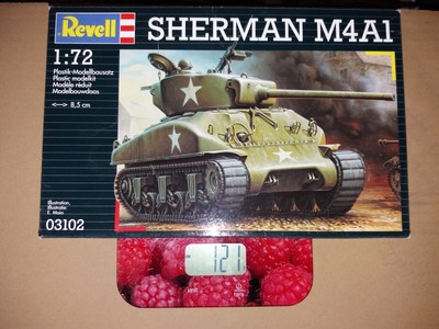 REVELL 03102 M4A1 SHERMAN Tank 1/72