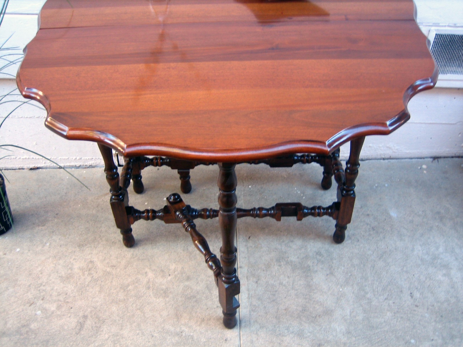 Vintage Antique Gate Leg Drop Leaf Occasional Table Scalloped Edge