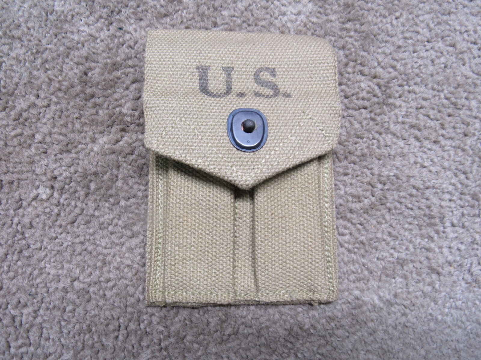 US WW2 M1923 1911 Magazine Pouch 45 Auto Khaki B.B. INC 1942 US WW2 M1923 1911 Magazine Pouch 45 Auto Khaki B.B. INC 1942