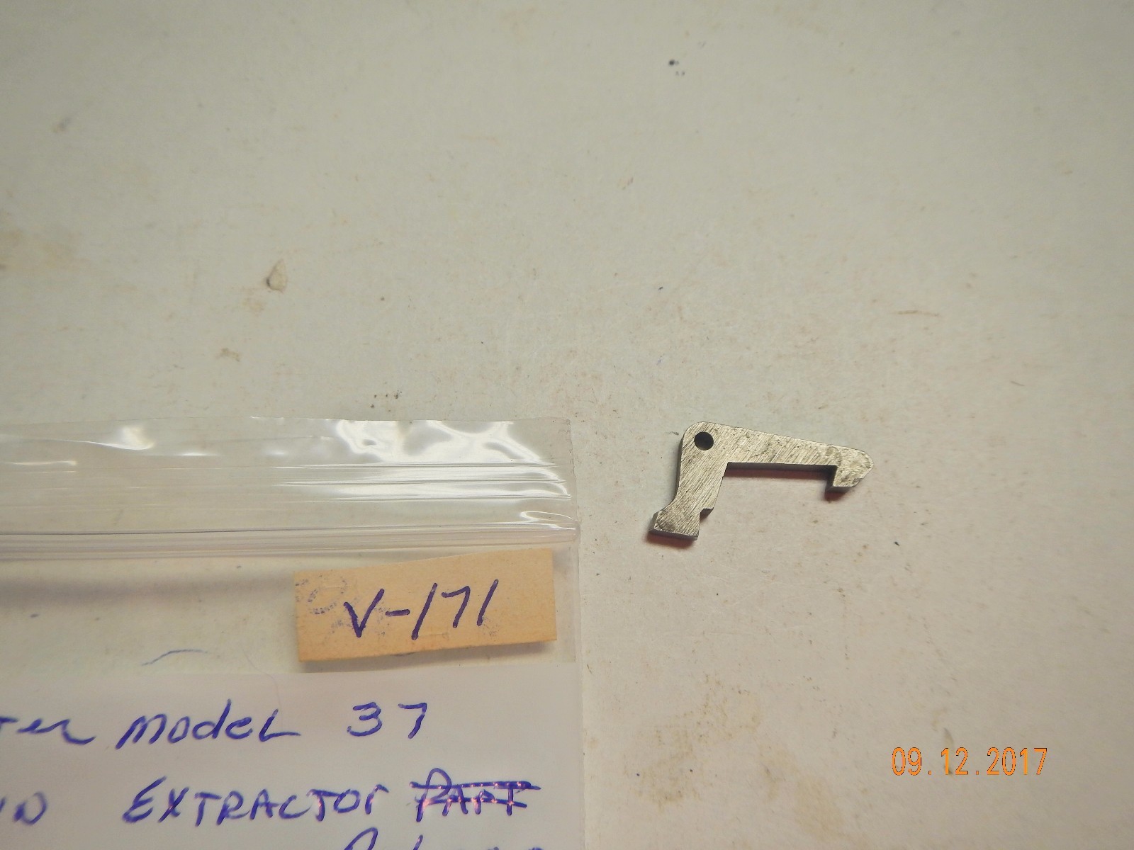 WINCHESTER MODEL 37 - EXTRACTOR RELEASE - V - 171
