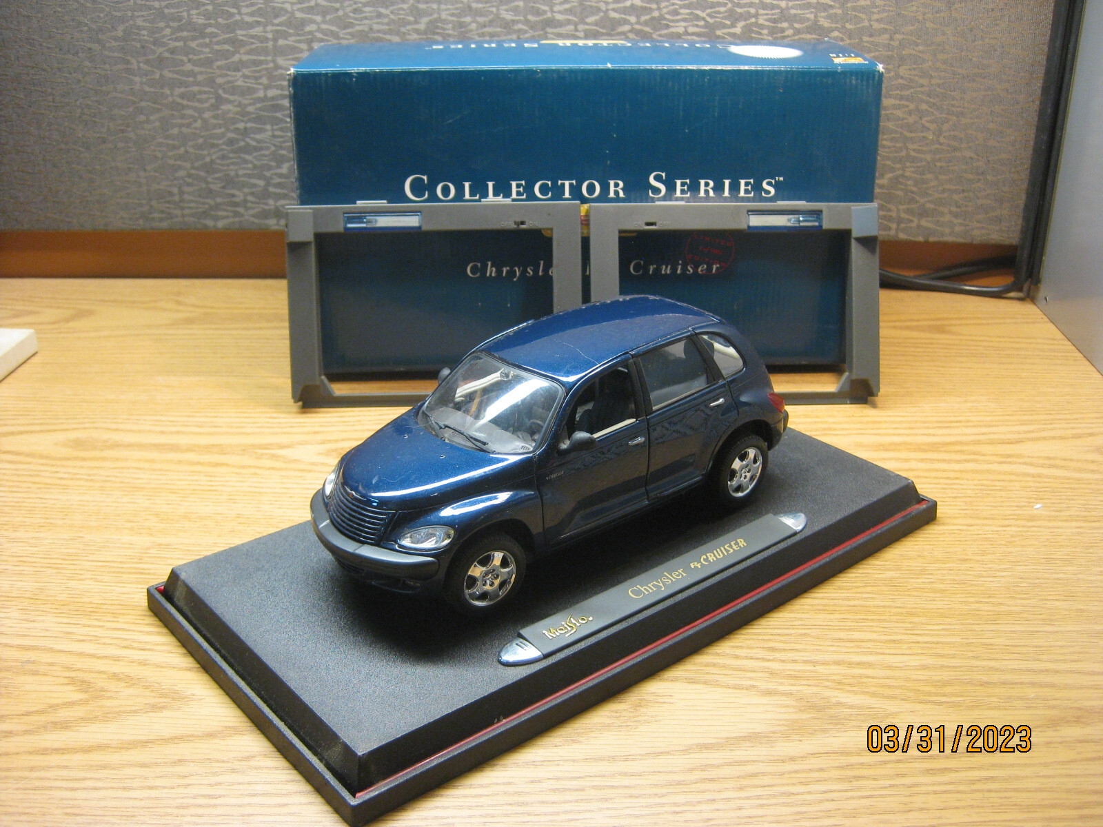 PT CRUISER ミニカー 1/18 SCALE 2001 CHRYSLER PT CRUISER IN BLUE MAISTO UPC
