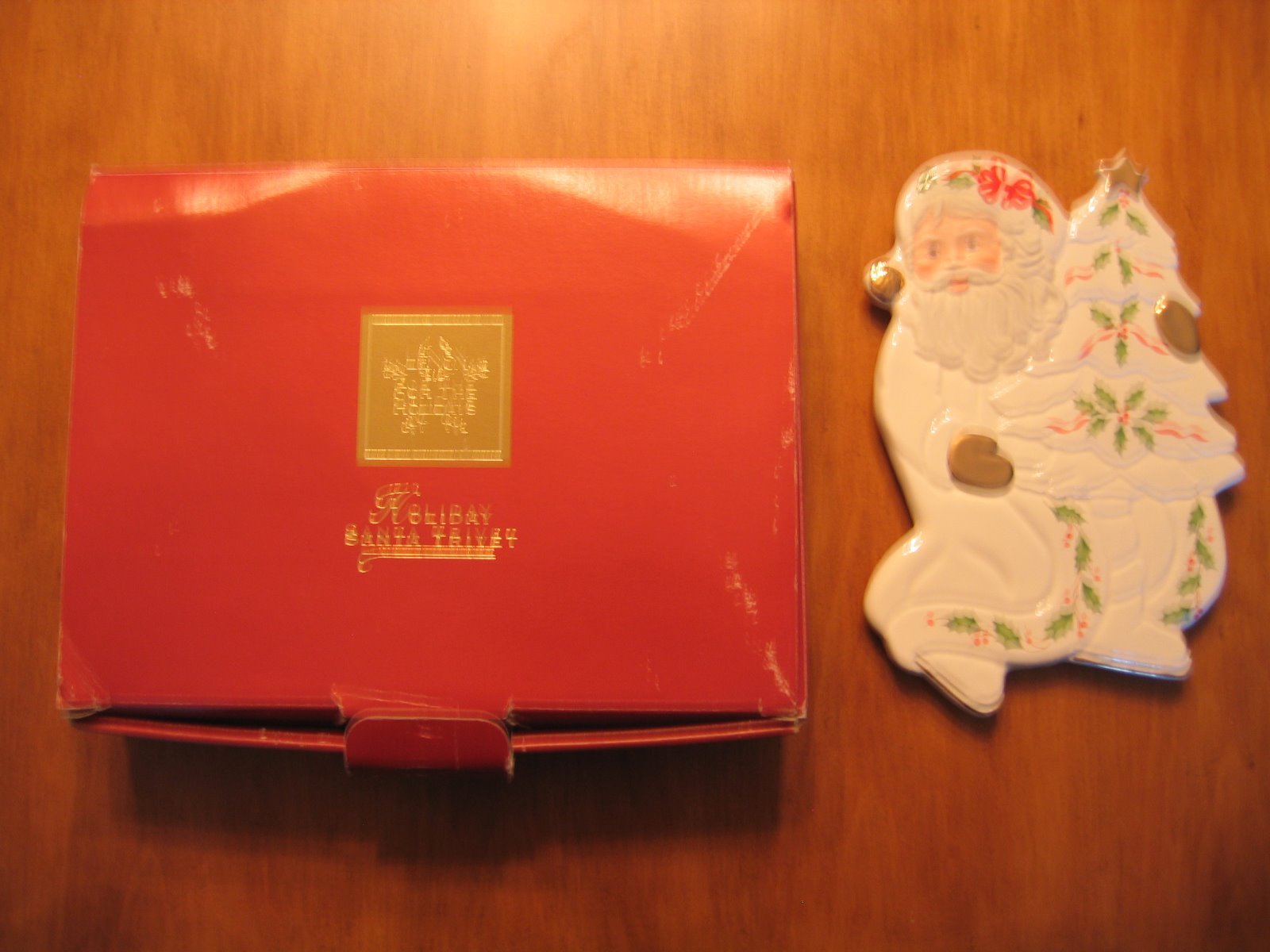 LENOX HOLIDAY SANTA TRIVET MADE ESPECIALL FOR THE CHRISTMAS HOLIDAY