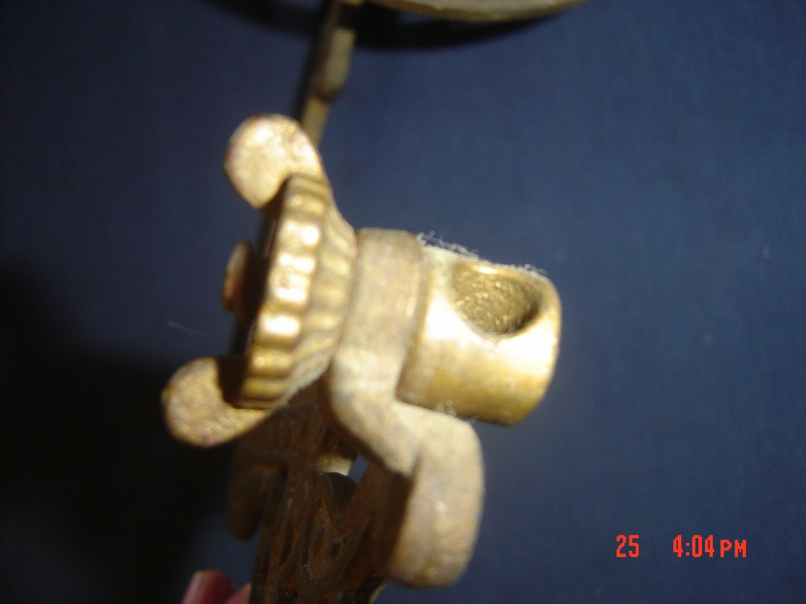 ANTIQUE CAST IRON WALL MOUNTED KEROSENE/OIL LAMP/ HOLDER/BRACKET