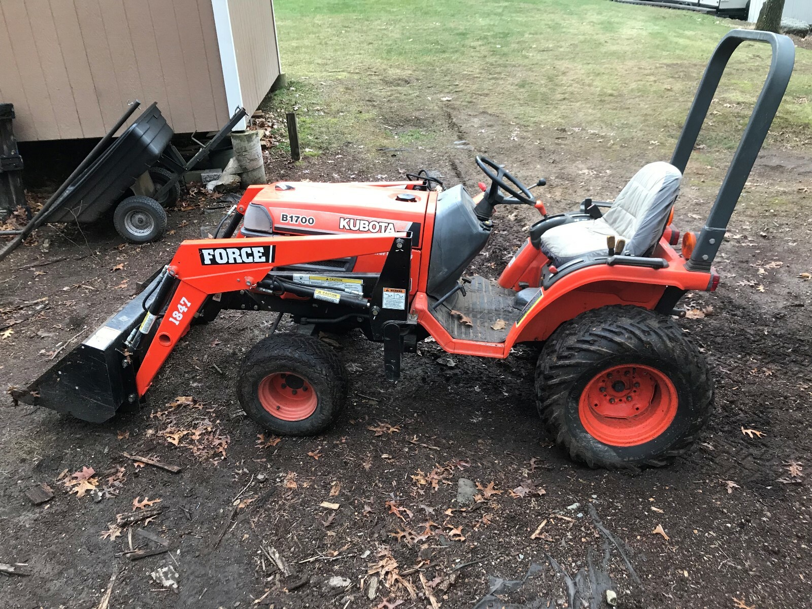 Kubota b1700 Compact Tractor with AIL 1547 Front End Loader