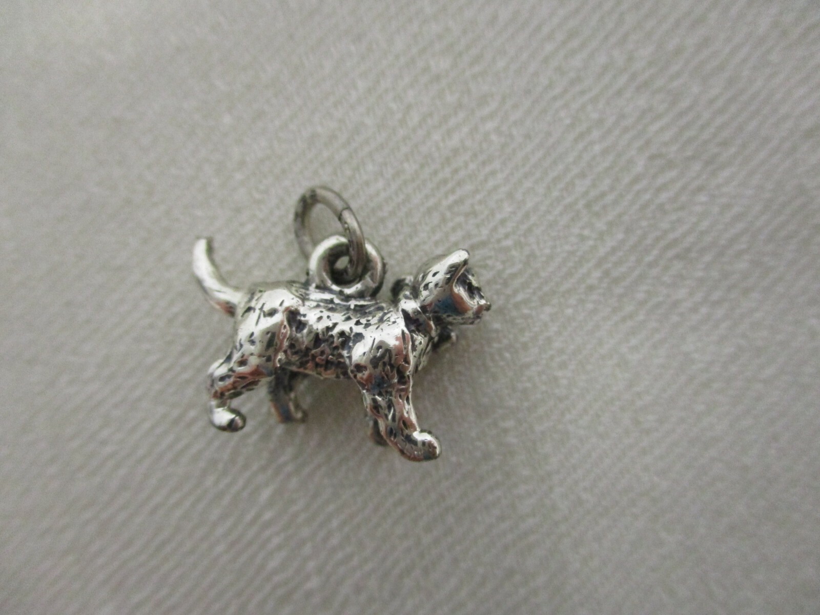 VINTAGE STERLING SILVER CAT with BOW COLLAR CHARM 3/4