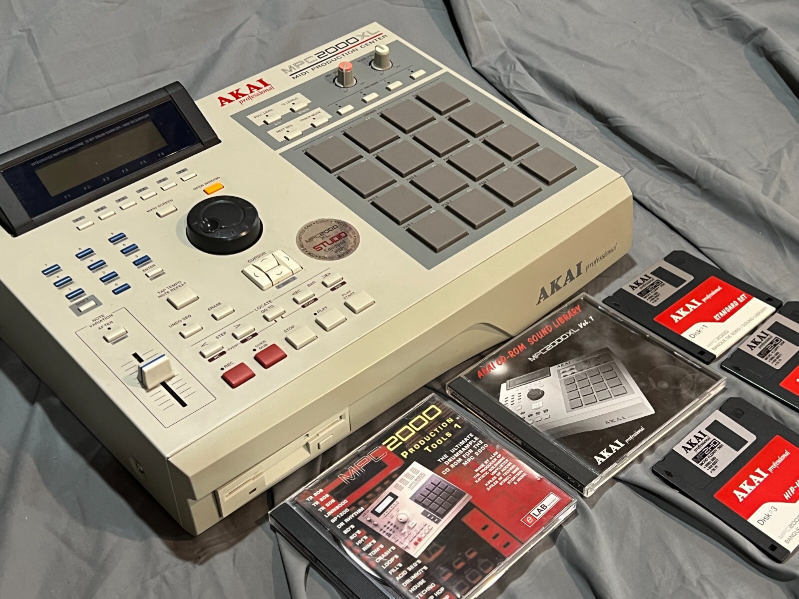 Rare Condition Akai MPC2000XL Midi Production Sampler Sequencer