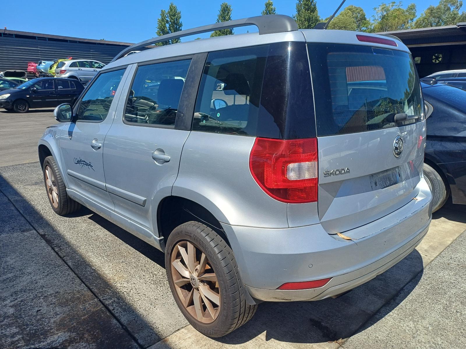 SKODA YETI 5L 09/2011-12/2017 LEFT FRONT DOOR SILVER - thumbnail 4