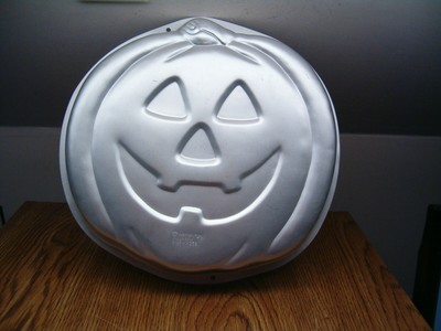 NICE WILTON PUMPKIN SHAPED CAKE PAN HALLOWEEN,JACK-O-LANTERN 2105-3068