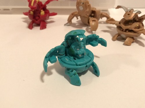 Bakugan Battle Brawlers - Lot Of 5 Brawlers + 12 Cards (4 magnetic) + Case