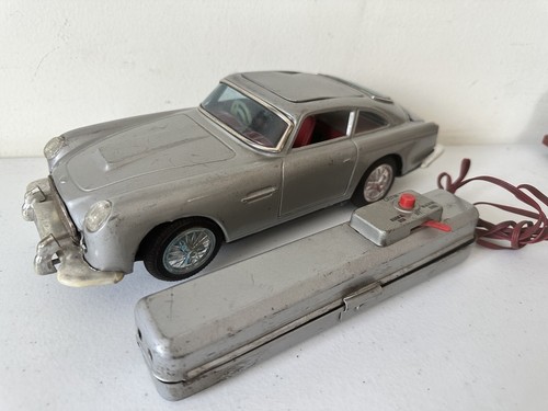 ミニチャンプス　Aston Martin DB5 007 カジノロワイアル Amazon.co.jp: 1/43 アストン マーチン 007 カジノ ロワイアル