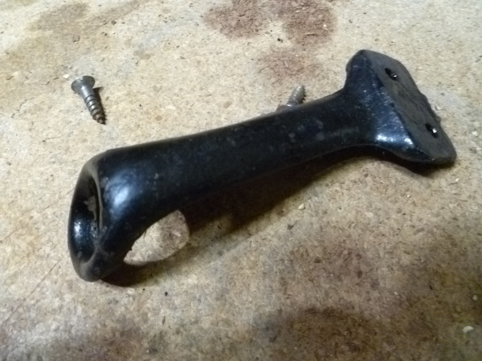 ANTIQUE  SINGER TREADLE  SEWING MACHINE  CAST IRON BELT GUIDE