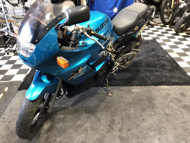 Suzuki gsx 250 across