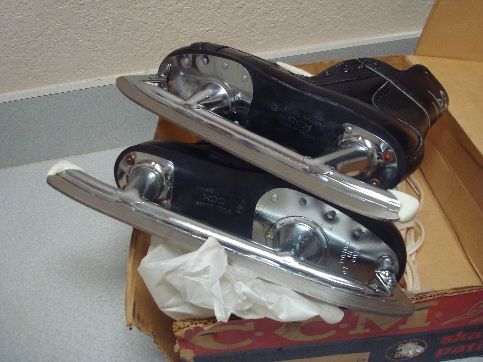 CCM PRO  Mens Ice Hockey Skates  NHL  sz. 6 1/2 Made in Canada N.O.S. in box