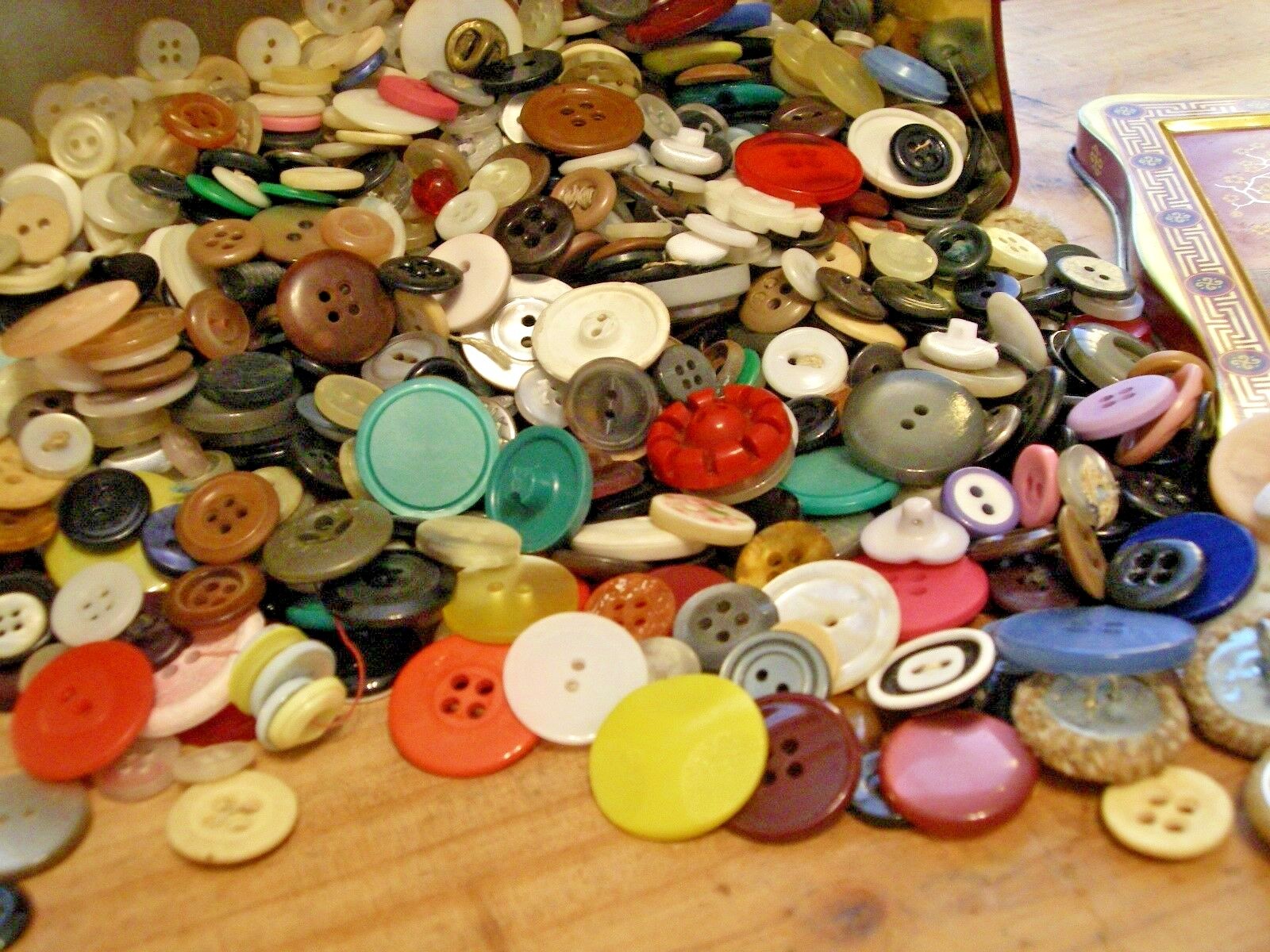 TIN FULL OF BUTTONS OLD VINTAGE LOT OF MIXED NICE CONDITION