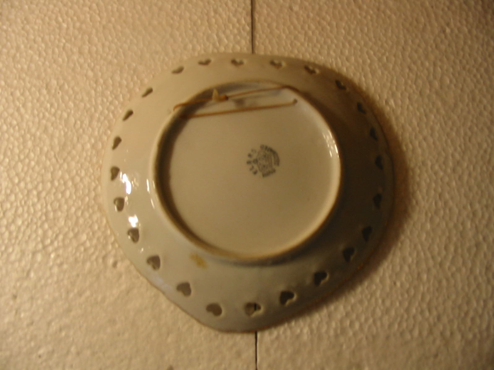 QUEBEC CANADA HEART SHAPED HAND DECORATED COLLECTOR PLATE APPROX 6''