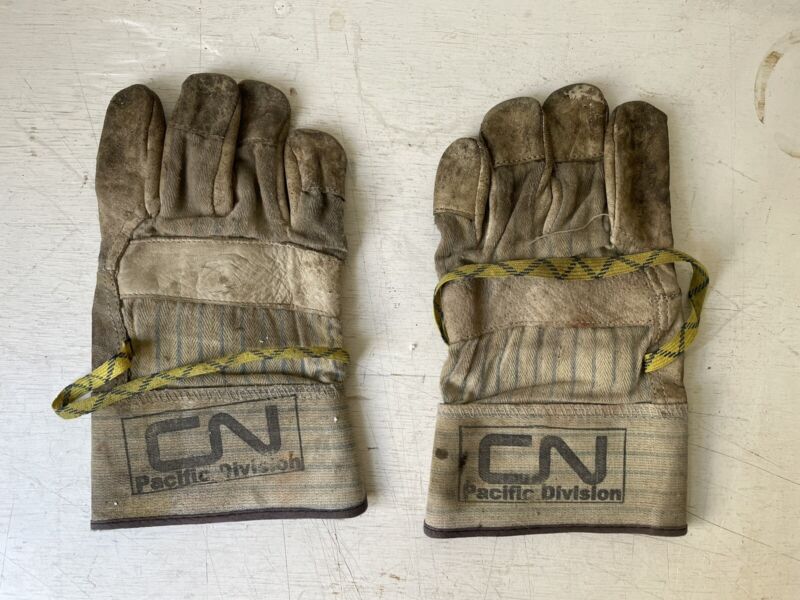 vintage Canadian National Railway Pacific Division leather and canvas gloves