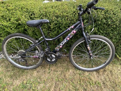 APOLLO KINX GIRLS BIKE IN BLACK 24" WHEELS, 13" FRAME, 18 SPEED, FOR AGE 8-12