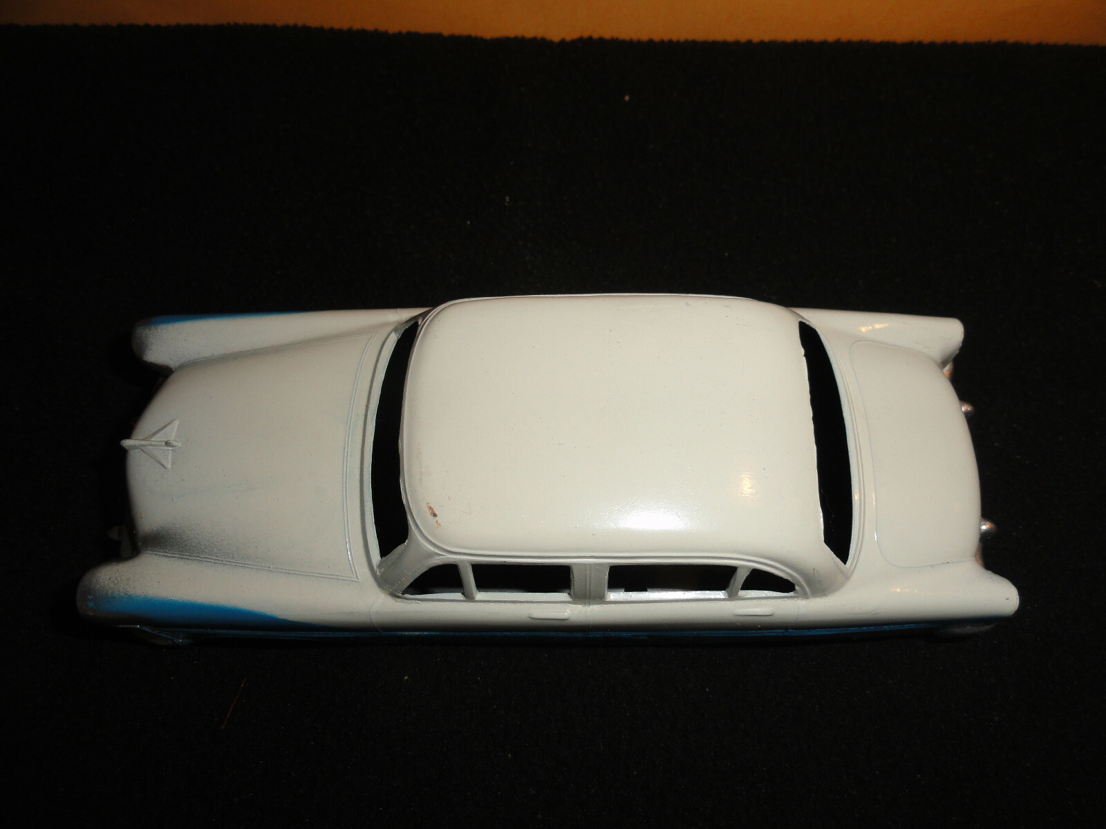 RENWAL 54 FORD CRESTLINE SEDAN BLUE/WHITE TRUE SCALE REPLICA METAL FRICTION N/M