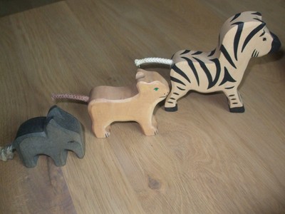 HOLZTIGER BABY-ELEFANT; LÖWENJUNGES UND ZEBRA
