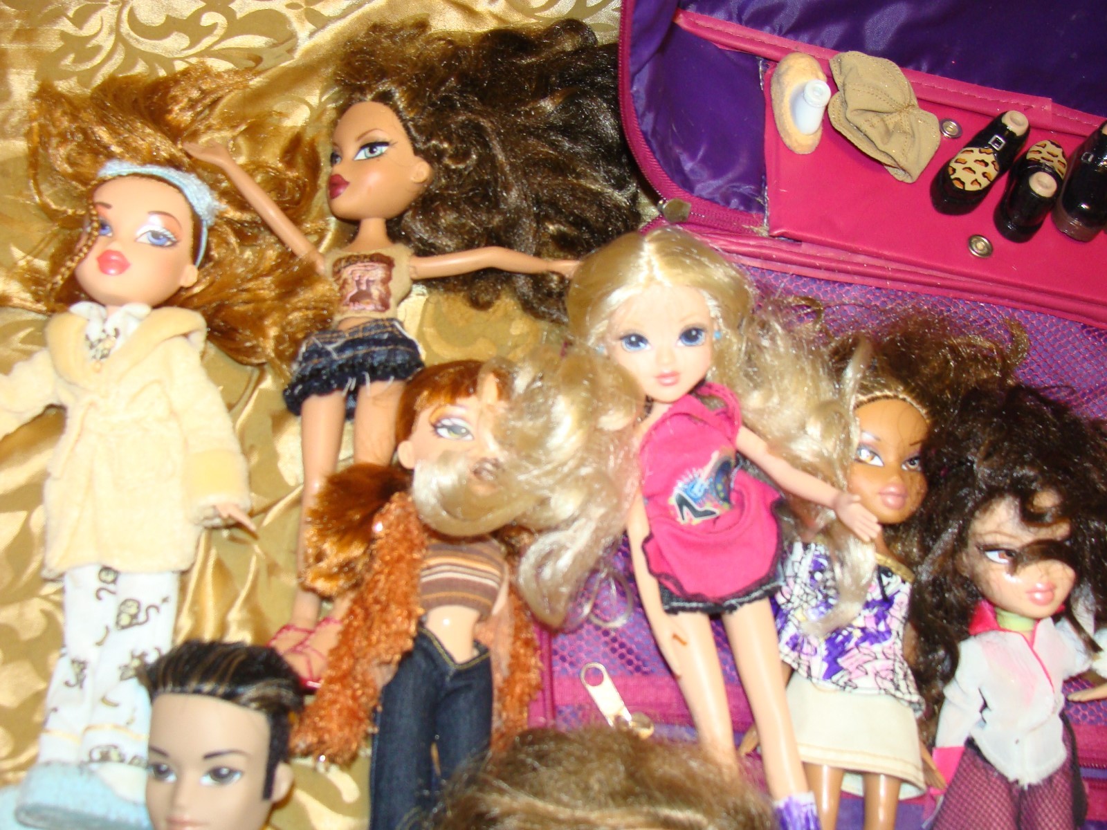 BRATZ SUITCASE PLUS 9 DOLLS a few pairs of SHOES ACCESSORIES LOT