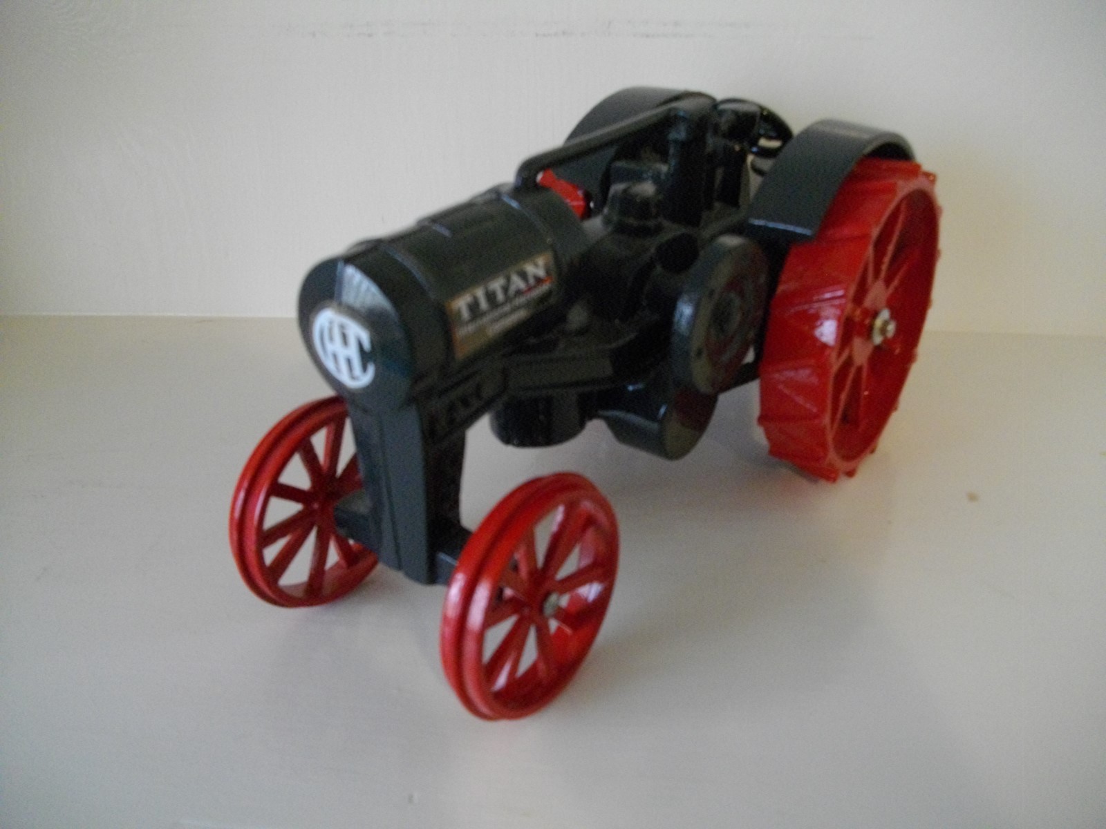 10-20 Titan International Tractor Die-Cast  1915 Very Good Condition  1/16