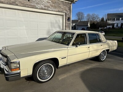 1983 Cadillac Fleetwood Sedan Yellow RWD Automatic BROUGHAM