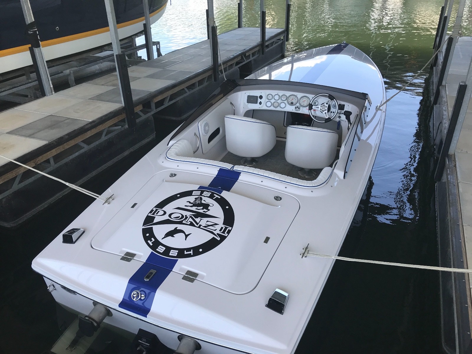 2017 - 22 Donzi Classic 8.2 Mag HO 430hp Bravo 1X MSRP $108,700, Only 22 hours