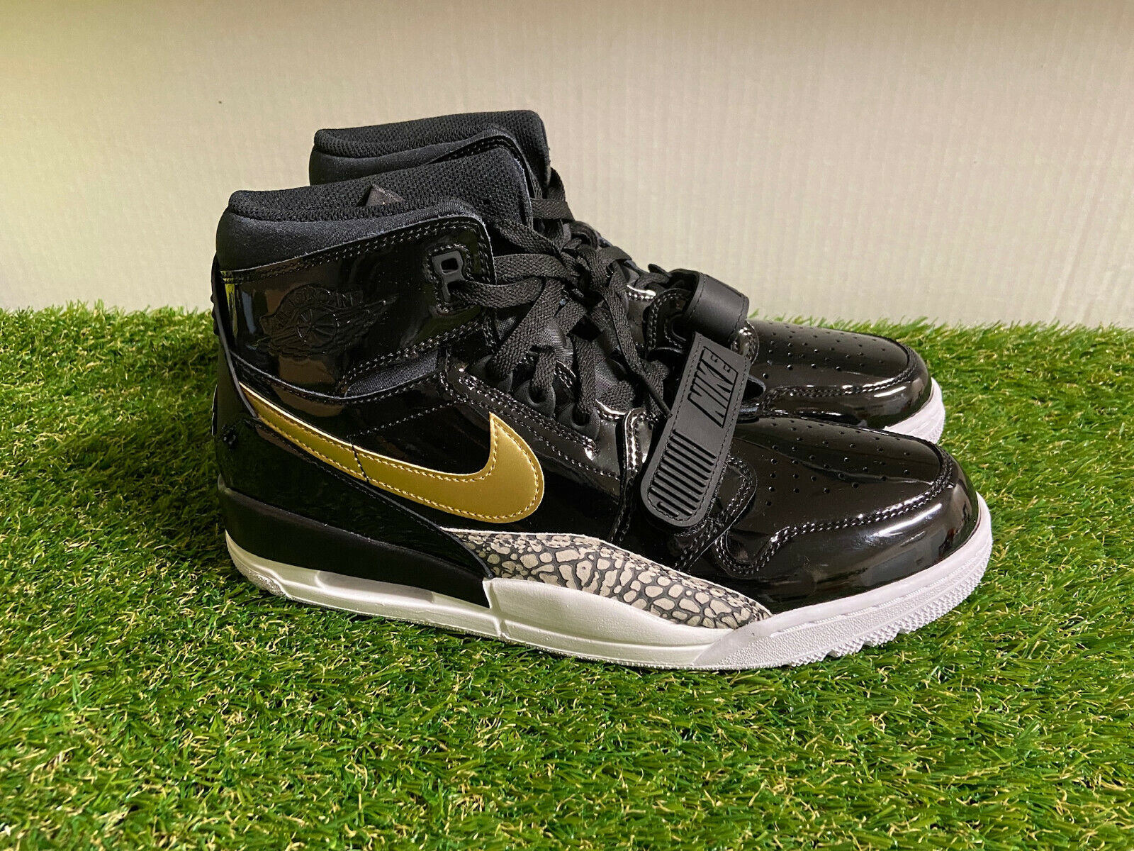 Nike Air Jordan Legacy 312 Patent Leather Black Gold AV3922 Nike Air Jordan Legacy 312 Patent Leather Black Gold AV3922