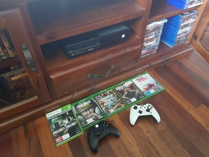 XBOX One 500GB WITH GAMES AND 2 CONTROLLERS