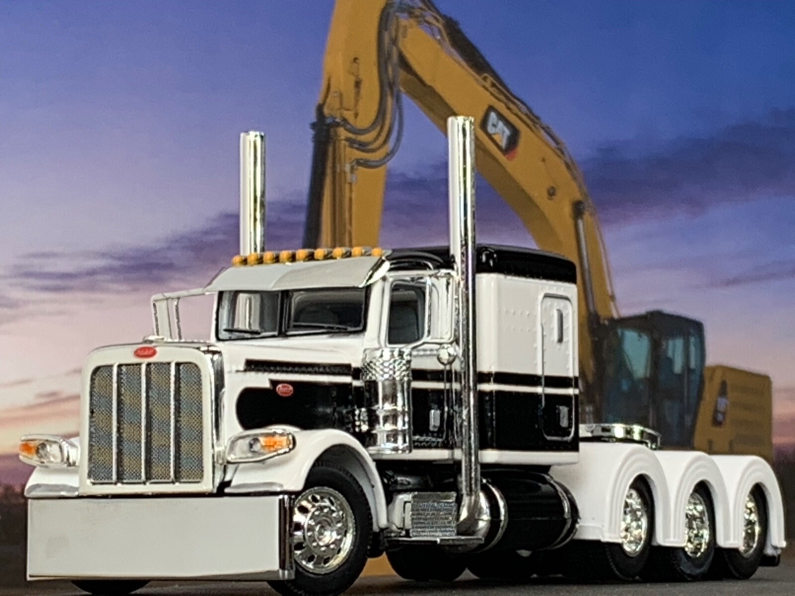 1/64 DCP WHITE/BLACK PETERBILT 389 TRI AXLE W/ 63 1/64 DCP WHITE/BLACK PETERBILT 389 TRI AXLE W/ 63