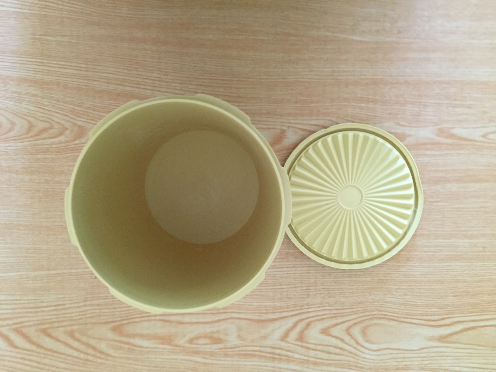 Tupperware 809 Yellow Servalier Canister with 810 Lid