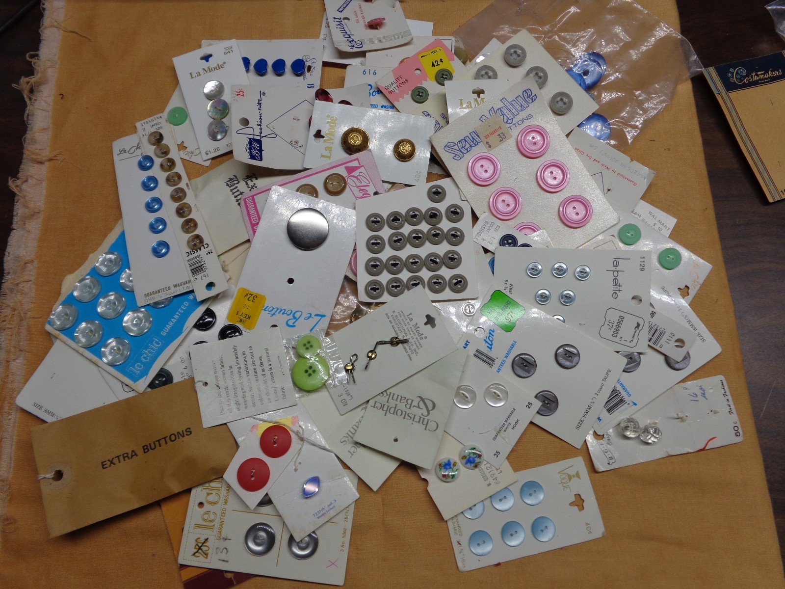 Vintage-now bulk lot of carded buttons 11 oz Wood, bakelite, glass, etc.