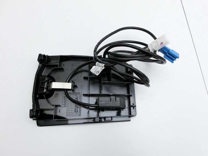 Mercedes W176 A200 12-15 USB AUX Buchse Anschluss Mercedes W176 A200 12-15 05.11.2012 A2468230411 E0524610034 gebraucht Vorschau 3