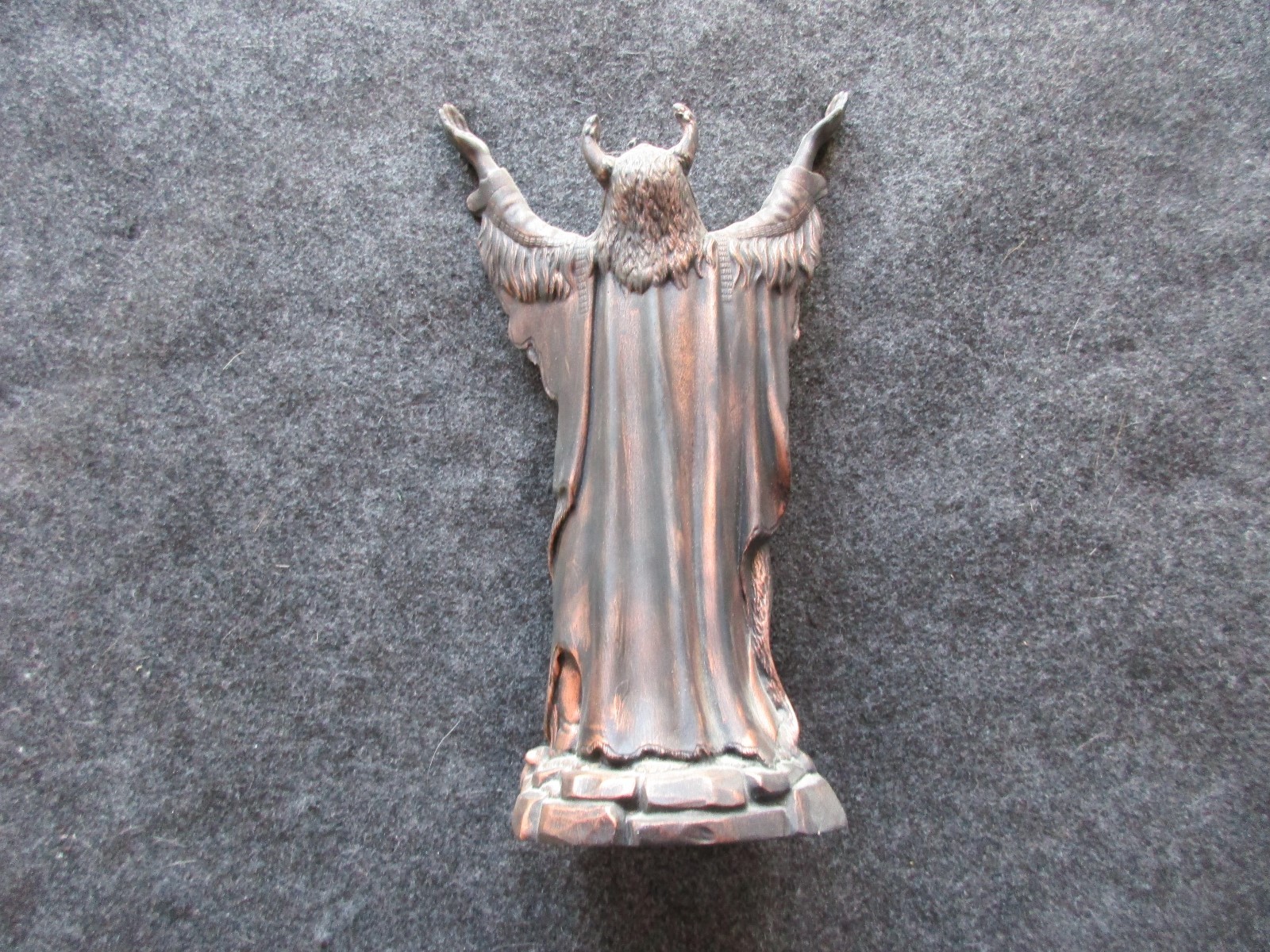 GREAT LOOKING INDIAN STATUE, NATIVE AMERICAN INDIAN PRAYING, 12