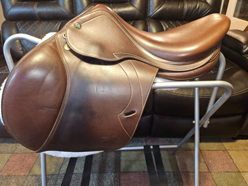 Prestige of Italy Versailles Riding Saddle 17-33 - Excellent Condition