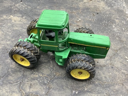 【JOHN DEERE】トラクター、レトロ、 John Deere Vintage Tractor With Cab, 1:64 Scale - True Value