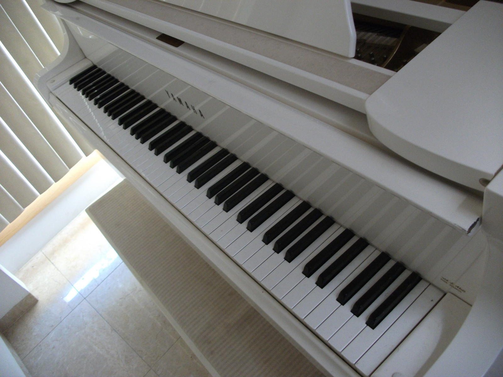YAMAHA WHITE BABY GRAND PIANO PREVIOSLY OWNED BY BARBARA STRIESAND