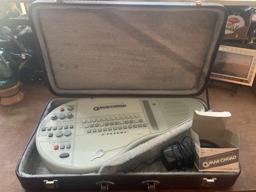 Suzuki Omnichord OM-84 w/ Case + key & Footswitch (tested +