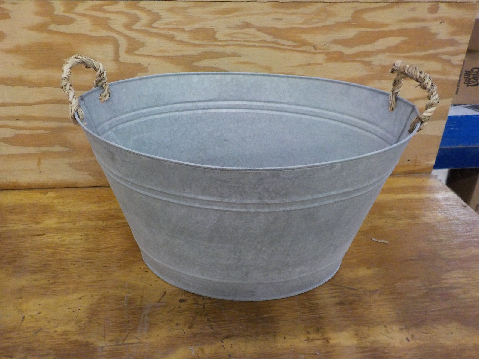 Esschert Design USA OZ14 Aged Metal Zinc Tub