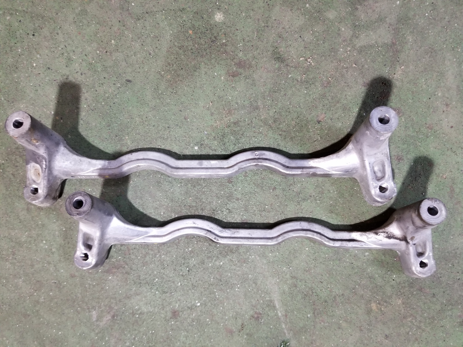 L5P 6.6L DURAMAX GM FUEL RAIL BRACKET SET 12678754 - Picture 1 of 5
