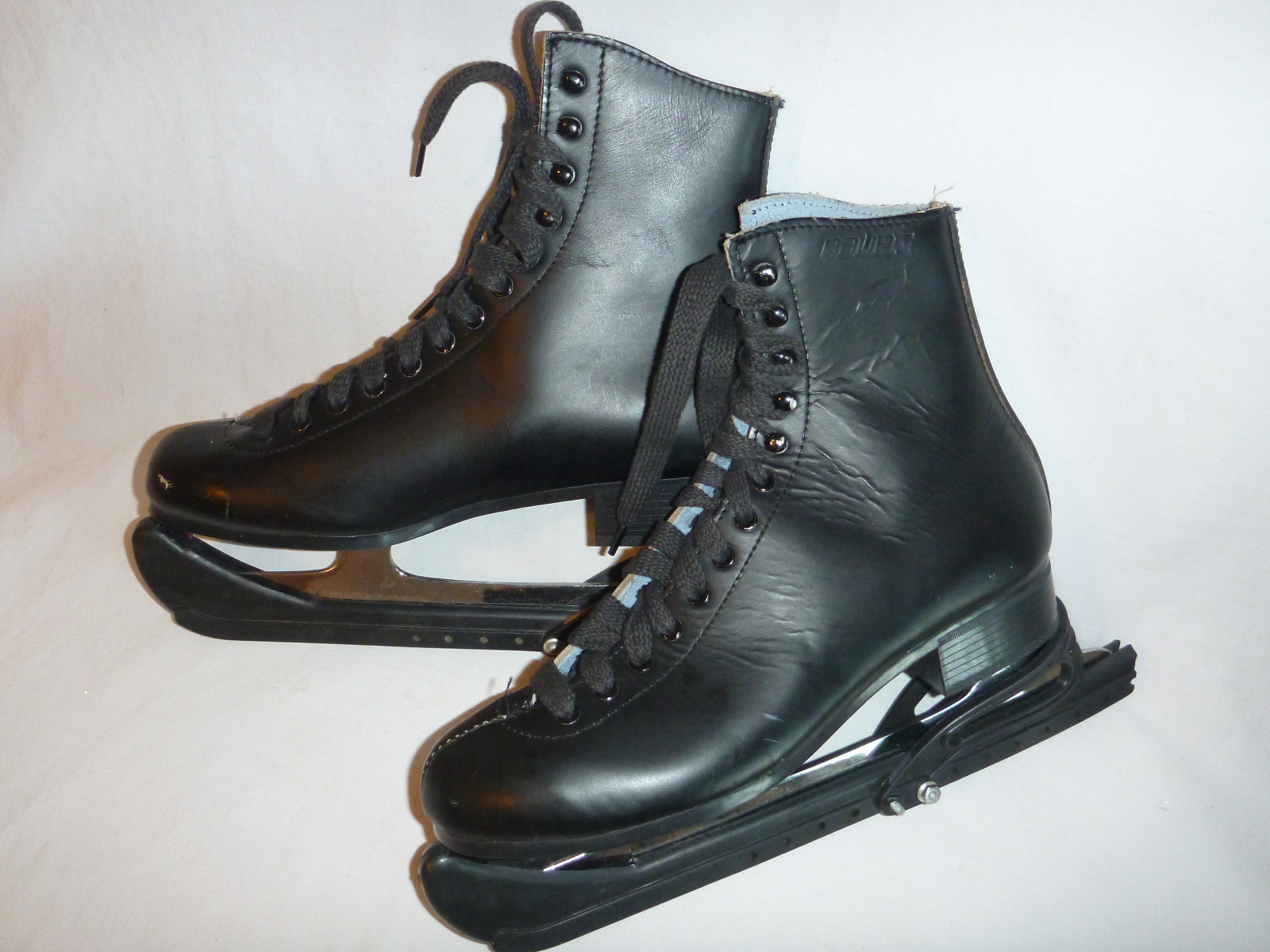 Bauer Ice Skates Black Size 7 Recreational Skates with Blade Guards