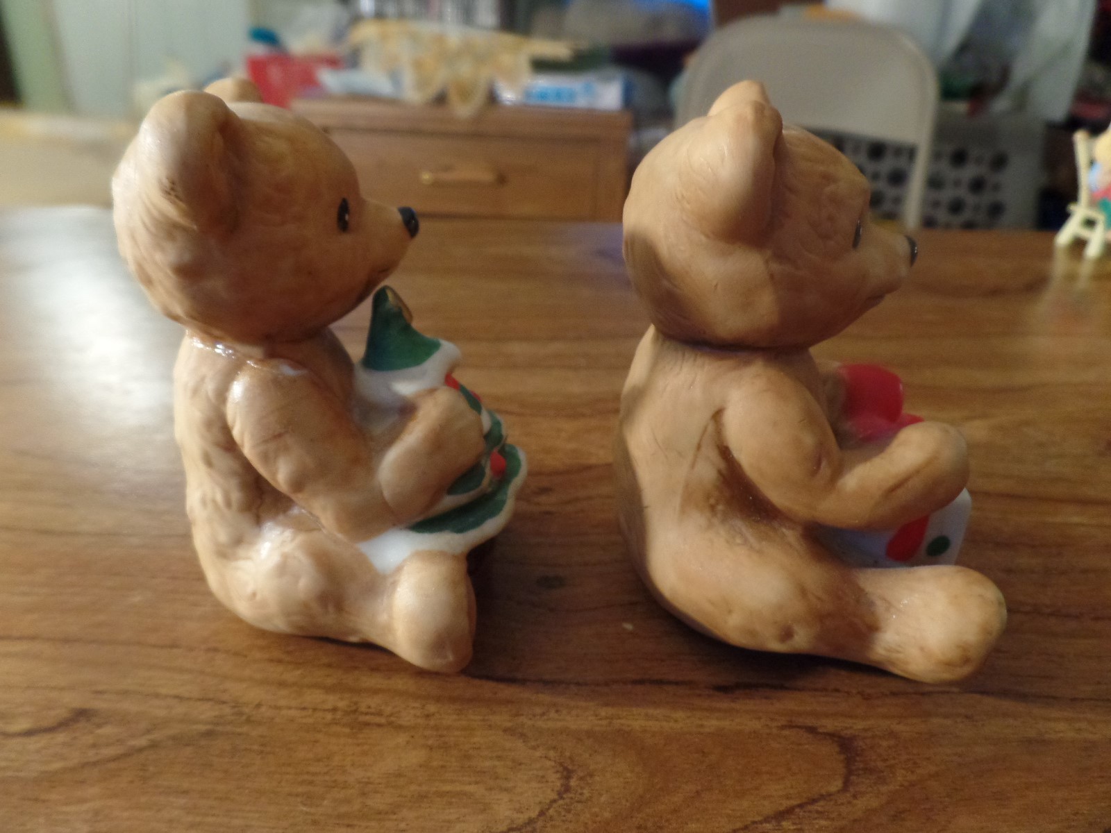 Homco Porcelain Teddy Bears Holding Tree & Present Figurines-5505 #2751