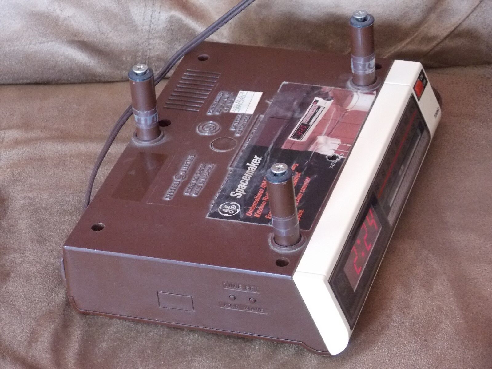 Vintage GE Spacemaker Model 7-4212A Digital Clock Radio Under Cabinet
