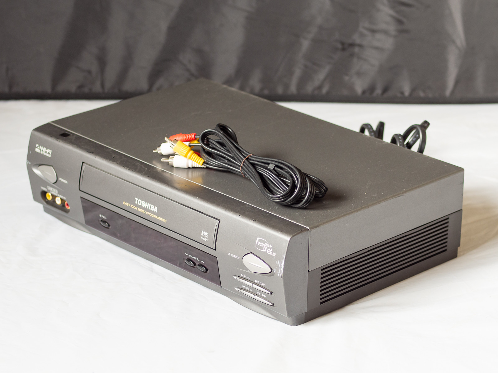 Toshiba M-665 Video Cassette Recorder no Remote Working cosmetic damage on face