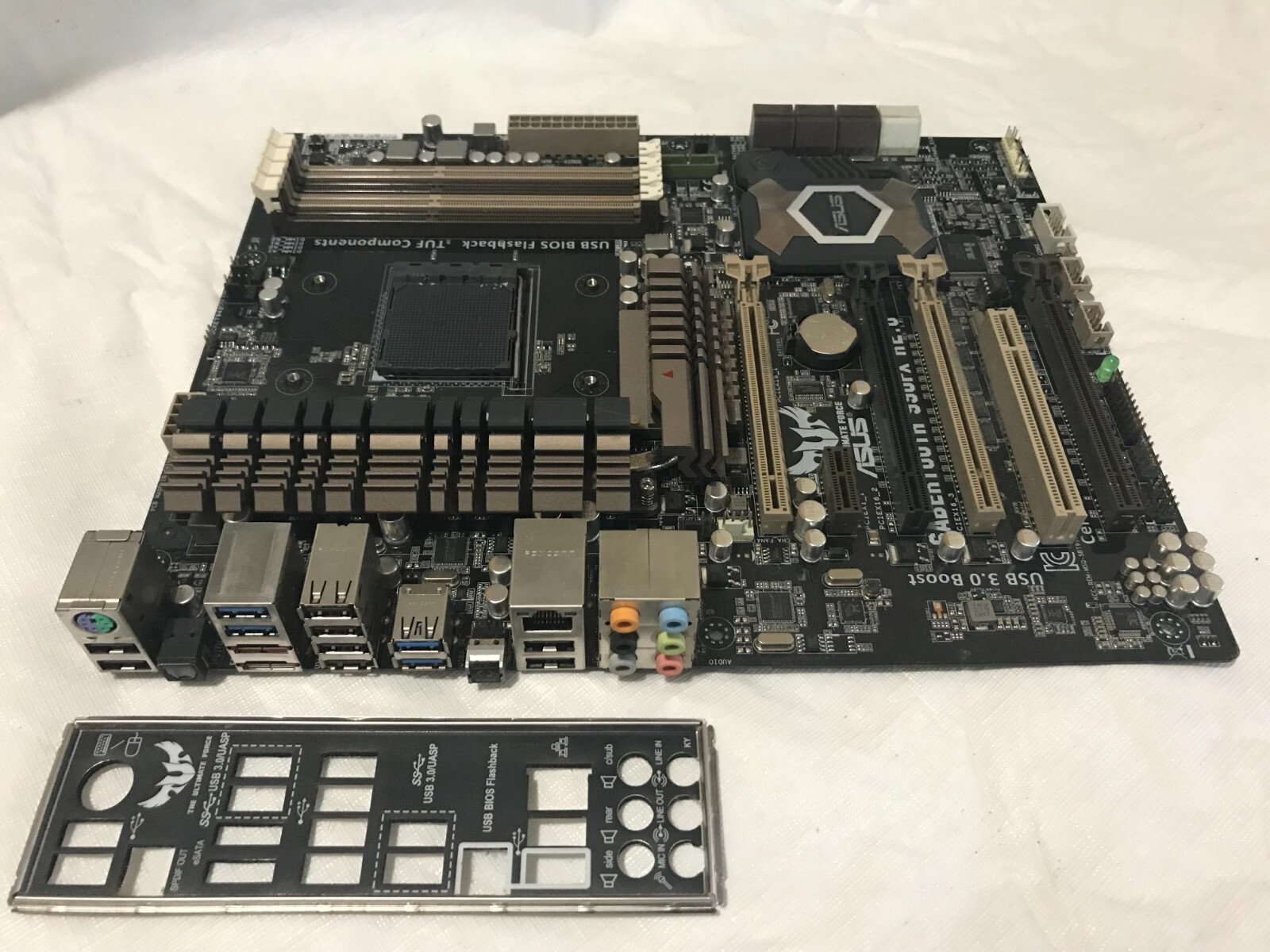 Материнская плата sabertooth 990fx r 2. Материнская плата asus sabertooth 990fx/gen3 r2. Asus sabertooth 990fx. Материнская плата asus 990fx r2. Материнка asus sabertooth 990fx.