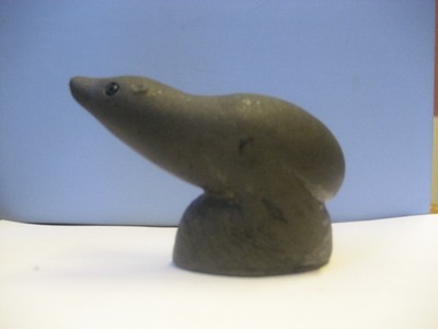 VINTAGE SOAPSTONE HAND CRAFTED NORTHWEST AMERICAN CARVED SEAL/SEA LION FIGURINE
