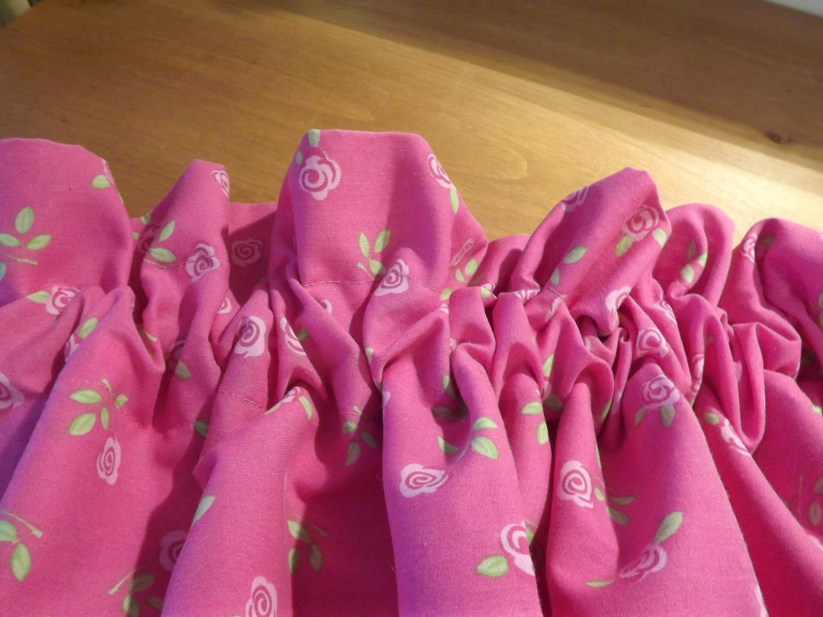 DISNEY BLOUSON VALANCE HOT PINK WITH ROSES 84W X 17.5