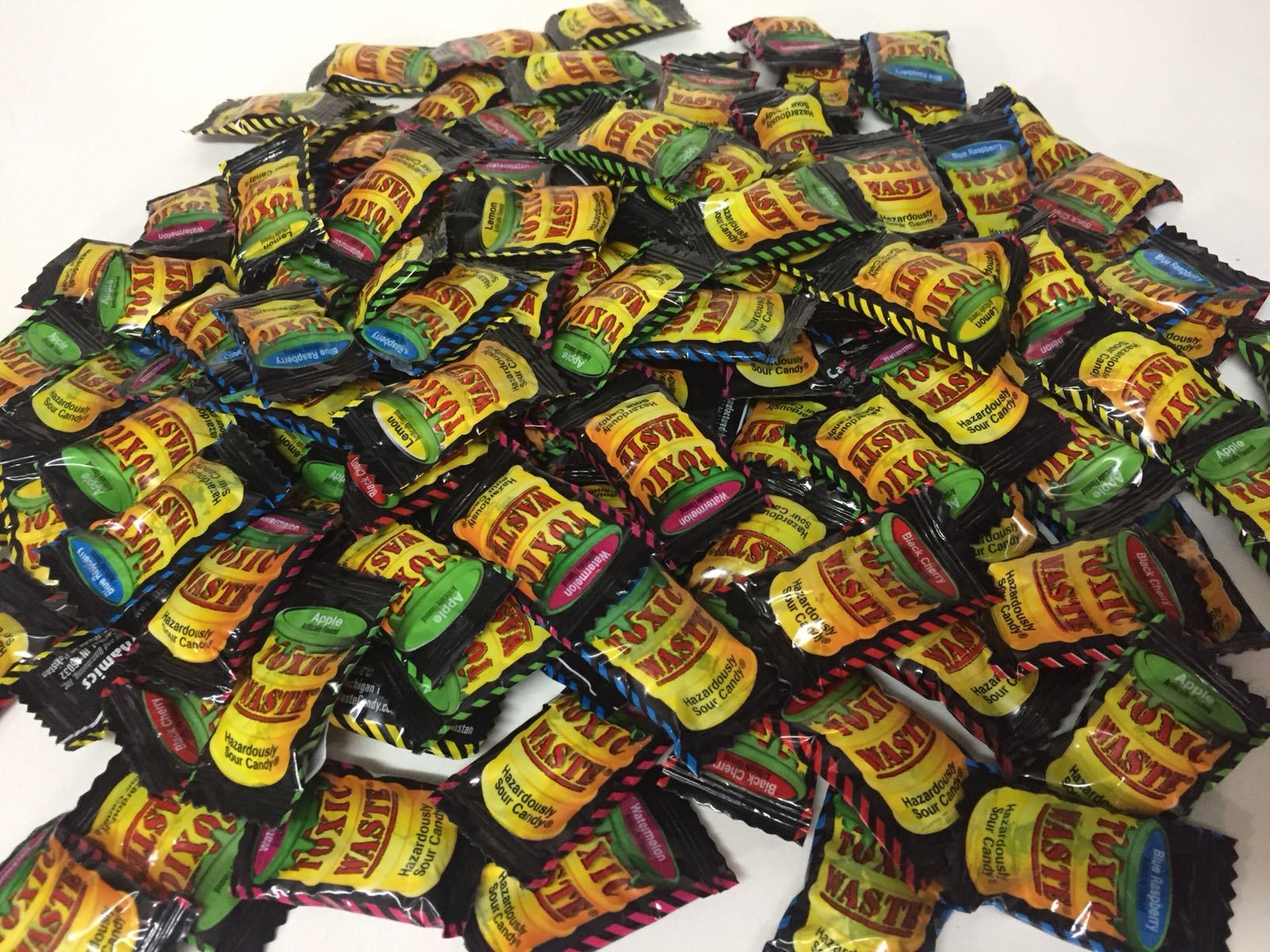 токсик леденцы грин 42гр. кислые конфеты токсик. конфеты жев. Toxic waste конфеты. самые кислые конфеты токсик.