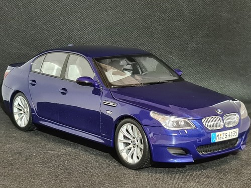BMW M5 ミニカー ライトブルー　KYOSHO 1:18 E60 1:18 Kyosho BMW M5 E60 Interlagos Blue Metallic (Dealer Edition)