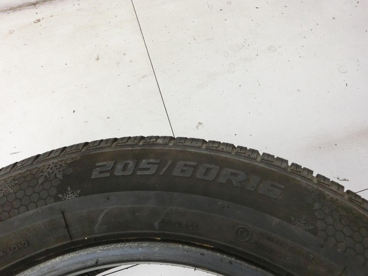VW Touran II 5T 15-24 2 x Reifen Winterreifen APLUS 205/60R16 96 H VW Touran II 5T 15-24 14.12.2015 gebraucht Bild 6